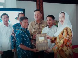 Bupati Natuna Cen Sui Lan Serahkan 57 Sertifikat Rumah Hak Milik kepada Warga Perumahan Puak