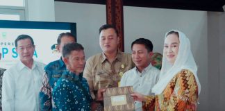 Bupati Natuna Cen Sui Lan Serahkan 57 Sertifikat Rumah Hak Milik kepada Warga Perumahan Puak