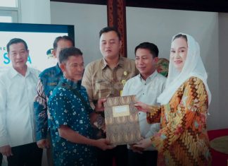 Bupati Natuna Cen Sui Lan Serahkan 57 Sertifikat Rumah Hak Milik kepada Warga Perumahan Puak