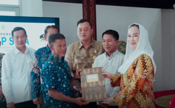 Bupati Natuna Cen Sui Lan Serahkan 57 Sertifikat Rumah Hak Milik kepada Warga Perumahan Puak