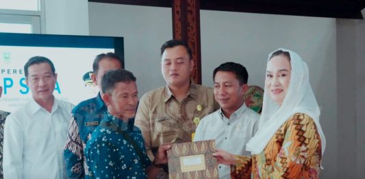 Bupati Natuna Cen Sui Lan Serahkan 57 Sertifikat Rumah Hak Milik kepada Warga Perumahan Puak