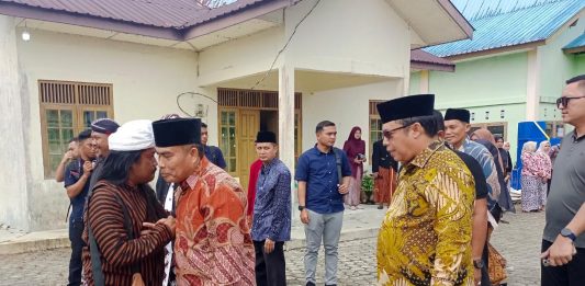 Dukung Pelestarian Tradisi, Mustamin Bakri Hadiri Pawai Budaya dan Grebek Gunungan di Desa Tapau