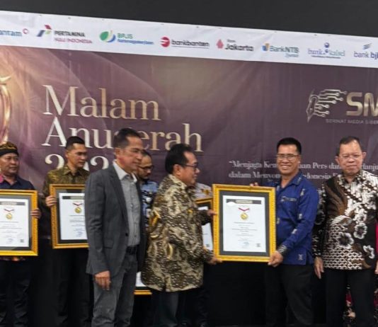 Bupati Anambas Dato’ Aneng Raih Anugerah Tokoh Inspiratif Nasional SMSI 2026 di Gedung Dewan Pers