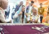 Selvi Ananda Kunjungi Dekranasda Kepri, Melihat Proses Pembuatan Kain Tenun Hingga Berbelanja Produk Kerajinan Khas