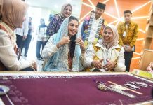 Selvi Ananda Kunjungi Dekranasda Kepri, Melihat Proses Pembuatan Kain Tenun Hingga Berbelanja Produk Kerajinan Khas