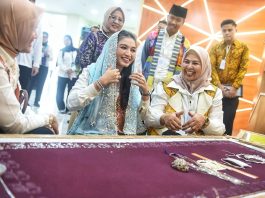 Selvi Ananda Kunjungi Dekranasda Kepri, Melihat Proses Pembuatan Kain Tenun Hingga Berbelanja Produk Kerajinan Khas