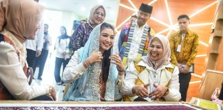 Selvi Ananda Kunjungi Dekranasda Kepri, Melihat Proses Pembuatan Kain Tenun Hingga Berbelanja Produk Kerajinan Khas