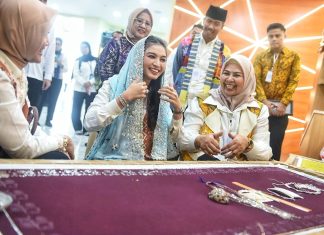 Selvi Ananda Kunjungi Dekranasda Kepri, Melihat Proses Pembuatan Kain Tenun Hingga Berbelanja Produk Kerajinan Khas