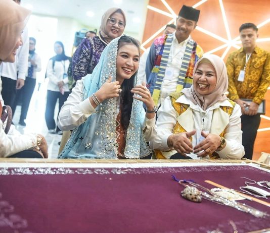 Selvi Ananda Kunjungi Dekranasda Kepri, Melihat Proses Pembuatan Kain Tenun Hingga Berbelanja Produk Kerajinan Khas