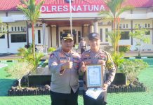 Kapolres Natuna Berikan Penghargaan kepada Bripda Wira, Apresiasi Prestasi Juara I Lomba Pidato Kamtibmas Tingkat Polda Kepri