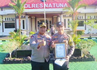 Kapolres Natuna Berikan Penghargaan kepada Bripda Wira, Apresiasi Prestasi Juara I Lomba Pidato Kamtibmas Tingkat Polda Kepri