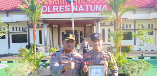 Kapolres Natuna Berikan Penghargaan kepada Bripda Wira, Apresiasi Prestasi Juara I Lomba Pidato Kamtibmas Tingkat Polda Kepri