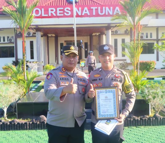 Kapolres Natuna Berikan Penghargaan kepada Bripda Wira, Apresiasi Prestasi Juara I Lomba Pidato Kamtibmas Tingkat Polda Kepri