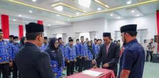 Bupati Al-Farlaky Lantik 45 Kepala Sekolah
