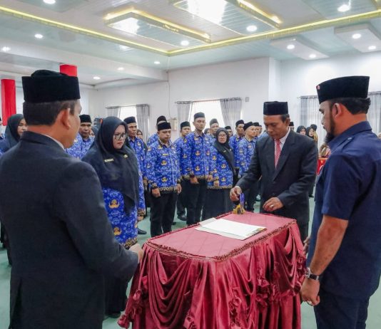 Bupati Al-Farlaky Lantik 45 Kepala Sekolah
