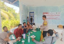 Hadir Ditengah Masyarakat, Bhabinkamtibmas Polres Natuna Dampingi Pemilihan Ketua RW dan RT di Desa Pengadah
