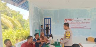 Hadir Ditengah Masyarakat, Bhabinkamtibmas Polres Natuna Dampingi Pemilihan Ketua RW dan RT di Desa Pengadah