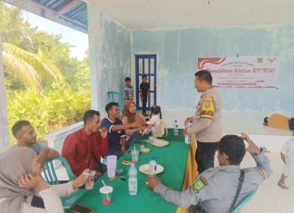 Hadir Ditengah Masyarakat, Bhabinkamtibmas Polres Natuna Dampingi Pemilihan Ketua RW dan RT di Desa Pengadah