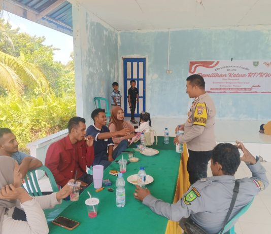 Hadir Ditengah Masyarakat, Bhabinkamtibmas Polres Natuna Dampingi Pemilihan Ketua RW dan RT di Desa Pengadah