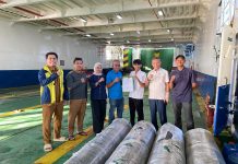PBSI Natuna Serahkan Hibah Karpet Badminton untuk Pulau Midai 