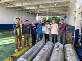 PBSI Natuna Serahkan Hibah Karpet Badminton untuk Pulau Midai 