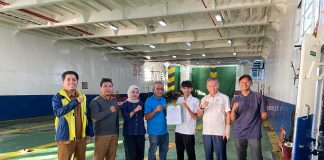 PBSI Natuna Serahkan Hibah Karpet Badminton untuk Pulau Midai 