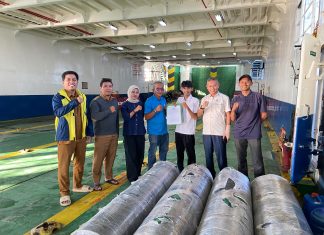 PBSI Natuna Serahkan Hibah Karpet Badminton untuk Pulau Midai 