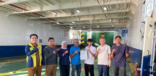 PBSI Natuna Serahkan Hibah Karpet Badminton untuk Pulau Midai 
