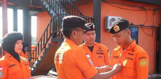 Perkuat Kesiapsiagaan Personel, Kantor SAR Natuna Gelar Latihan di Perairan