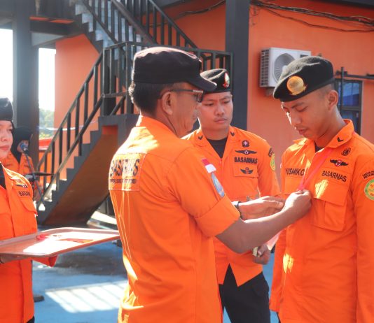 Perkuat Kesiapsiagaan Personel, Kantor SAR Natuna Gelar Latihan di Perairan