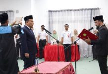 Bupati Al- Farlaky Lantik T. Reza Rizki Pj.Sekda Atim