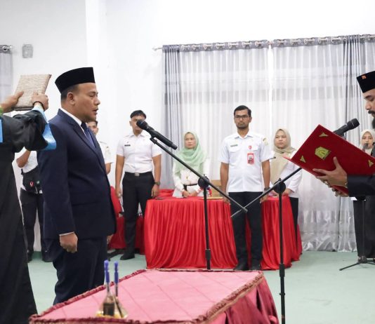 Bupati Al- Farlaky Lantik T. Reza Rizki Pj.Sekda Atim