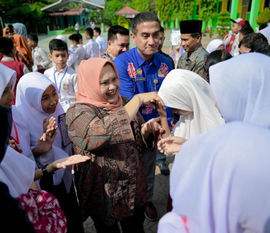 Bupati Kasmarni Tinjau MPLS SMPN 1 Mandau, Tekankan Pelaksanaan Ramah dan Penuh Motivasi