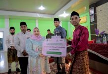 Bupati Bengkalis Serahkan Bantuan Bagi Korban Angin Puting Beliung di Bathin Solapan