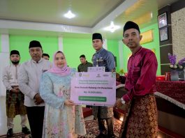 Bupati Bengkalis Serahkan Bantuan Bagi Korban Angin Puting Beliung di Bathin Solapan