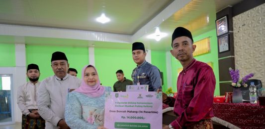 Bupati Bengkalis Serahkan Bantuan Bagi Korban Angin Puting Beliung di Bathin Solapan