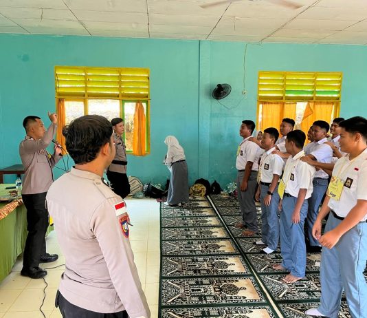 Lewat MPLS, Bhabinkamtibmas Serasan Timur Edukasi Pelajar Tentang Bullying dan Kenakalan Remaja
