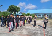 Bhabinkamtibmas Polsek Bunguran Timur Bekali Peserta MPLS SMKN 2 Natuna dengan Edukasi Cegah Kenakalan Remaja
