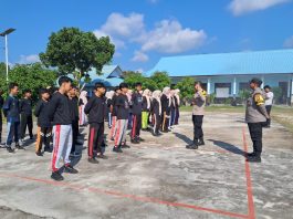 Bhabinkamtibmas Polsek Bunguran Timur Bekali Peserta MPLS SMKN 2 Natuna dengan Edukasi Cegah Kenakalan Remaja