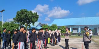 Bhabinkamtibmas Polsek Bunguran Timur Bekali Peserta MPLS SMKN 2 Natuna dengan Edukasi Cegah Kenakalan Remaja