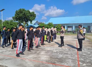Bhabinkamtibmas Polsek Bunguran Timur Bekali Peserta MPLS SMKN 2 Natuna dengan Edukasi Cegah Kenakalan Remaja