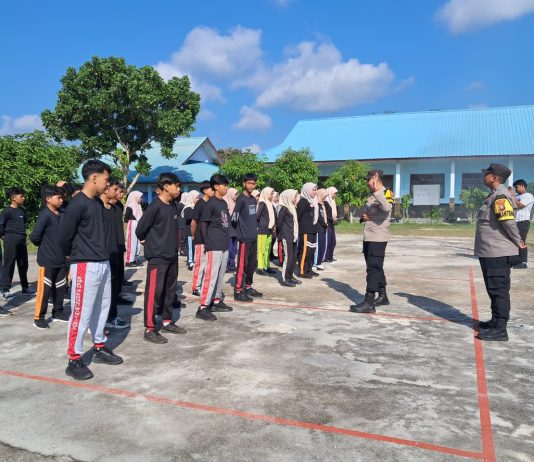 Bhabinkamtibmas Polsek Bunguran Timur Bekali Peserta MPLS SMKN 2 Natuna dengan Edukasi Cegah Kenakalan Remaja
