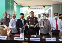 Bupati Buton Selatan Turut Hadiri Pemusnahan Barang Bukti Inkracht Kejari Buton