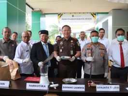Bupati Buton Selatan Turut Hadiri Pemusnahan Barang Bukti Inkracht Kejari Buton