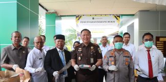 Bupati Buton Selatan Turut Hadiri Pemusnahan Barang Bukti Inkracht Kejari Buton
