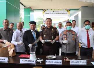 Bupati Buton Selatan Turut Hadiri Pemusnahan Barang Bukti Inkracht Kejari Buton