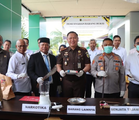 Bupati Buton Selatan Turut Hadiri Pemusnahan Barang Bukti Inkracht Kejari Buton