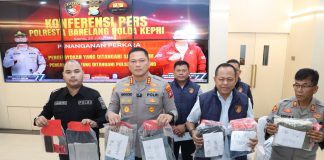 Kapolresta Barelang Pimpin Konferensi Pers Penanganan Kasus Pengeroyokan dan Penganiayaan yang Viral di Media Sosial
