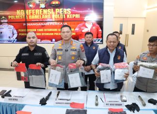 Kapolresta Barelang Pimpin Konferensi Pers Penanganan Kasus Pengeroyokan dan Penganiayaan yang Viral di Media Sosial