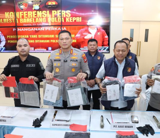 Kapolresta Barelang Pimpin Konferensi Pers Penanganan Kasus Pengeroyokan dan Penganiayaan yang Viral di Media Sosial